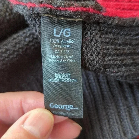 Santa's Favourite Sweater - Picture 6 of 9